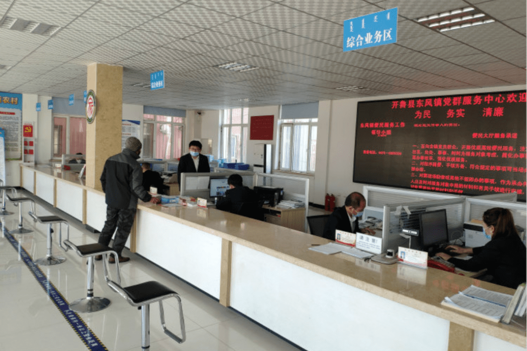 群众在东风镇党群服务中心办事.(摄影:徐健)