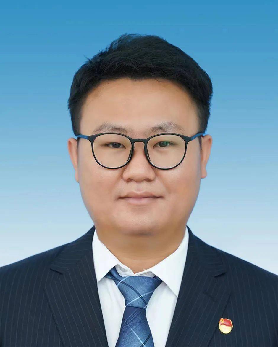 于云南中医药大学针灸推拿学专业,师从云南省基层名中医邹瑾主任医师