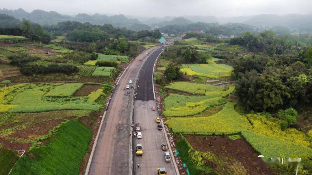 通车在即成雅快速通道开始铺沥青了