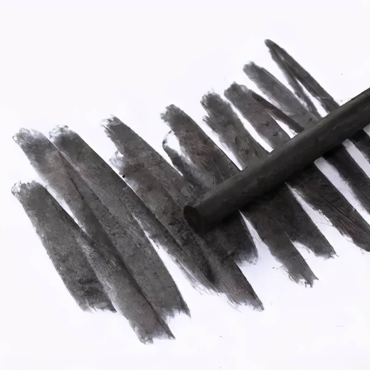 美女仅用一根木炭条轻松驾驭3米巨型人体素描网友堪比冷军