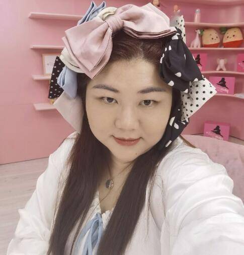 杨天真罕晒泳装照仰头看镜头自信又大方