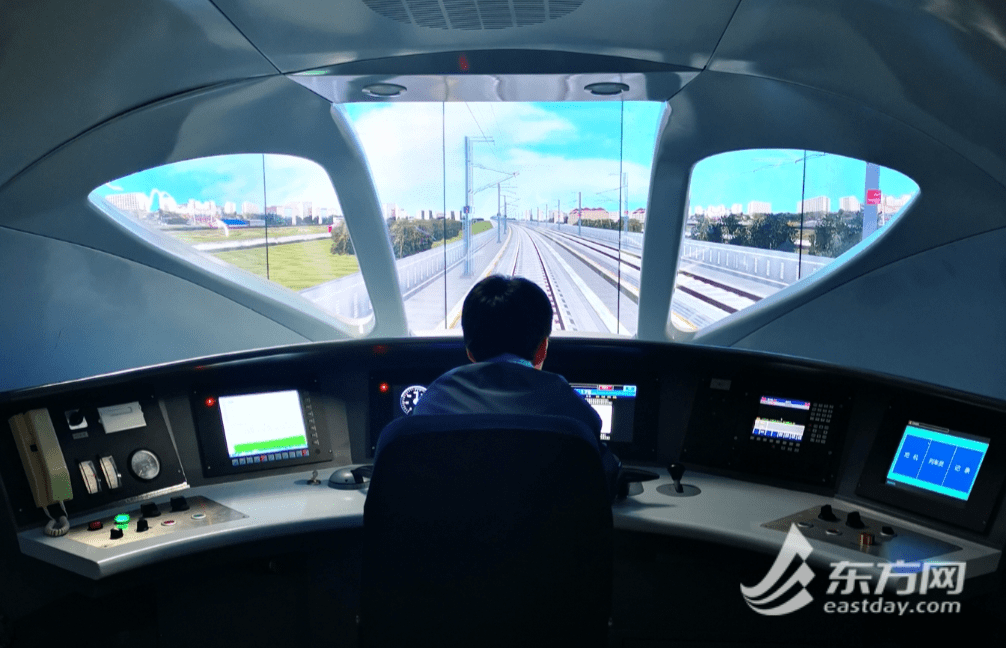 学生在高铁模拟驾驶室回想接受高铁模拟驾驶教学任务时,吕健说压力