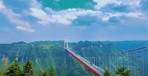 在湘西隽永秀美的崇山峻岭之间,在薄雾缥缈的矮寨大峡谷之上,有那么一