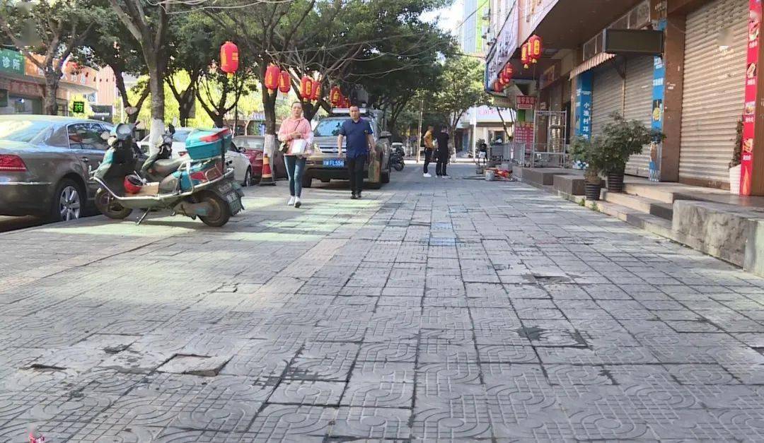 【曝光台】文汇南路地砖损坏 市民行走常踩"地雷"_西昌