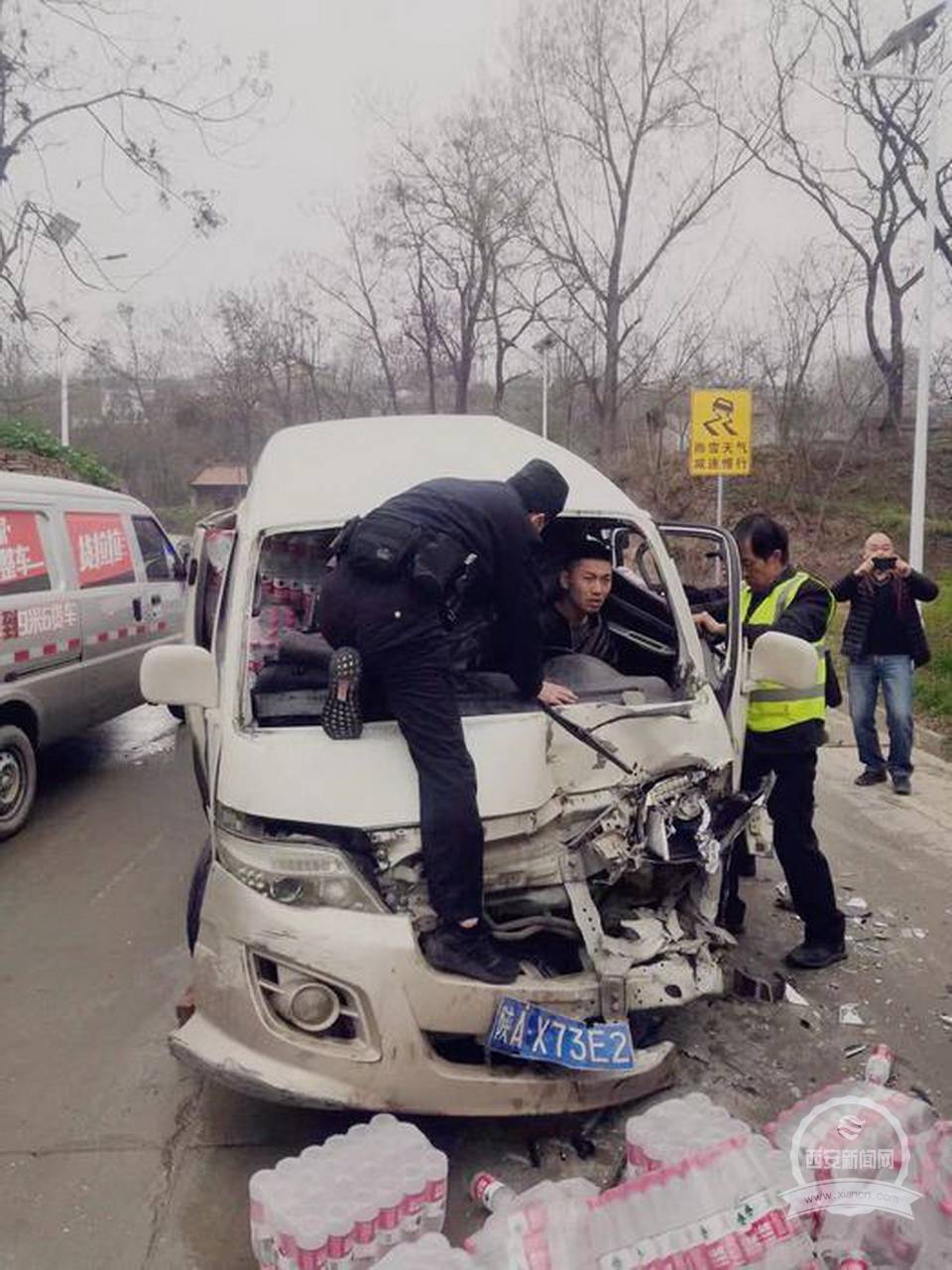 路遇交通事故西安中院干警紧急救助