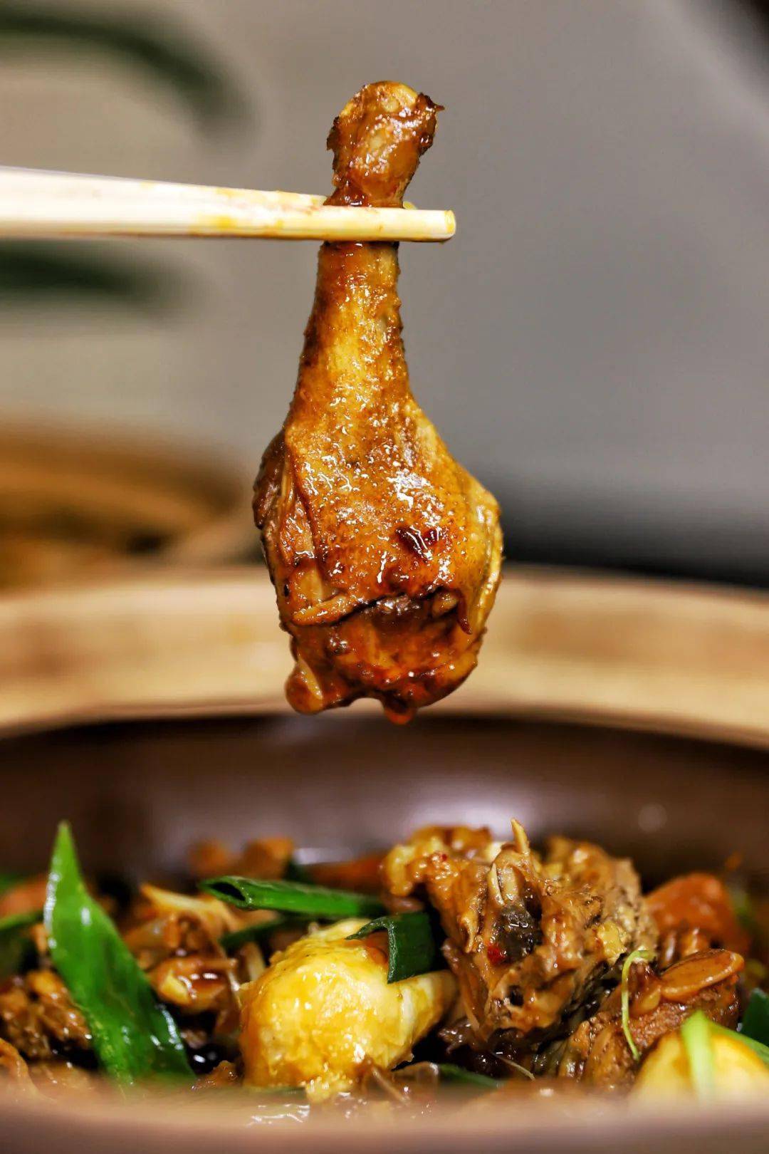 这道砂锅老鸭煲,一掀开盖就香气扑鼻,淡淡的酒香和鸭子的肉香飘来,馋