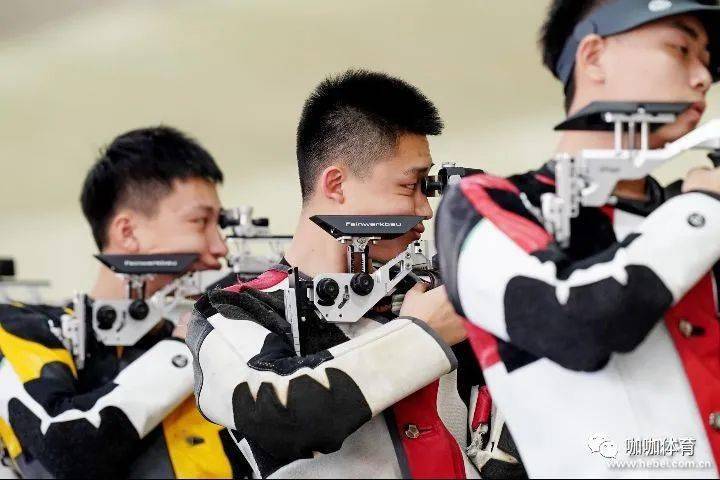 男子10米气步枪运动员们正在争夺前八名决赛资格.