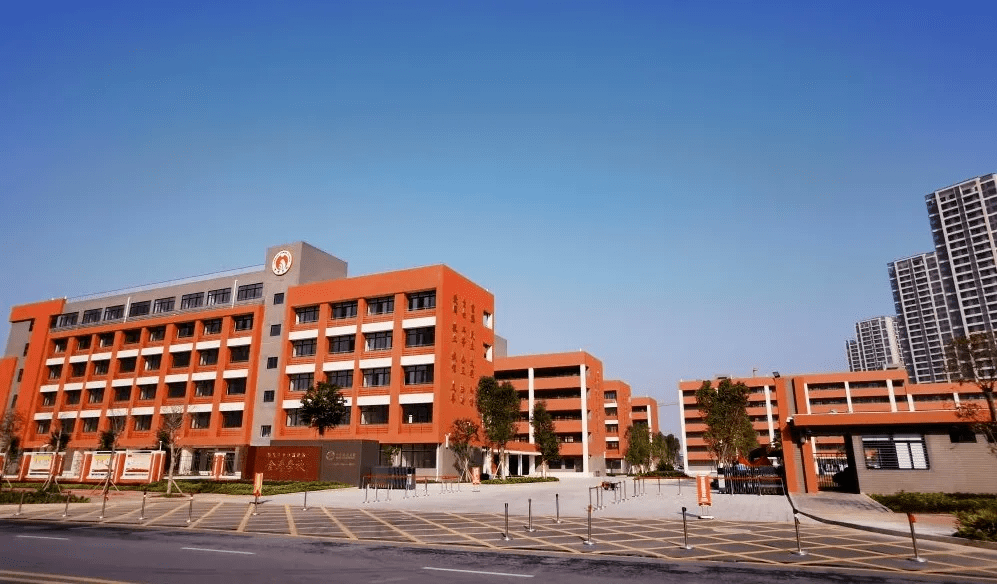 金湾学校实景图丨图源金湾学校公众号龙光天境地处新津片区桥头堡,与