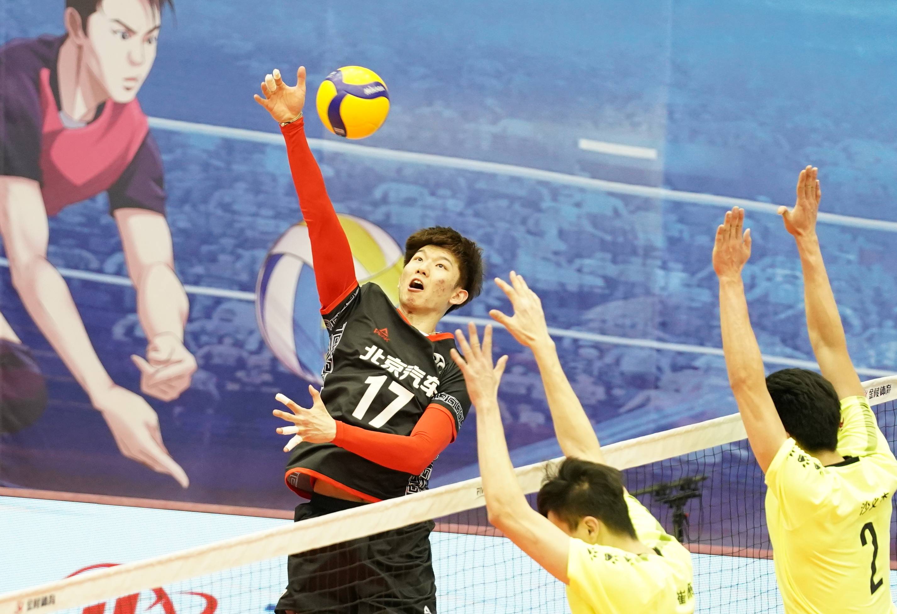 3月22日,北京汽车队球员刘力宾(左)在比赛中扣球.