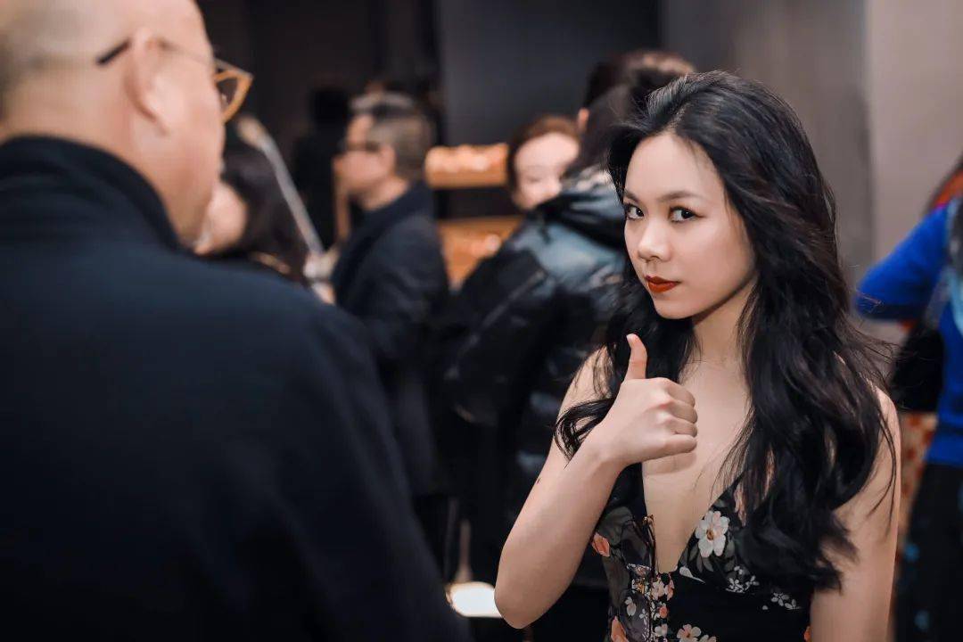 一同参加演出的吕思清老师亲切地对娜米萨说,"你能