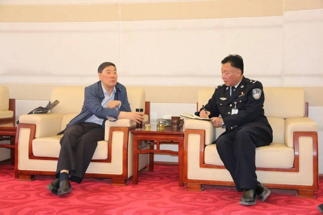 3月19日下午,省司法厅党委委员,政治部主任杨德培到官渡监狱就政法
