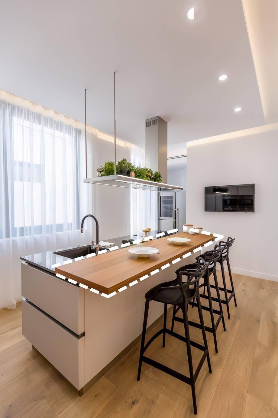 厨房开放式布局再给岛台加一圈搁板用处能多出2倍不止