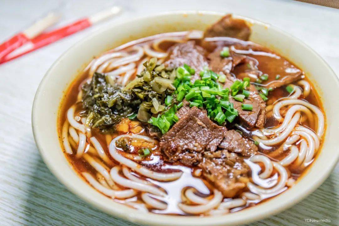 除了三狗,王记生烫牛杂面馆和顶好牛肉面馆,也照拂了一帮嘴刁的老汉口