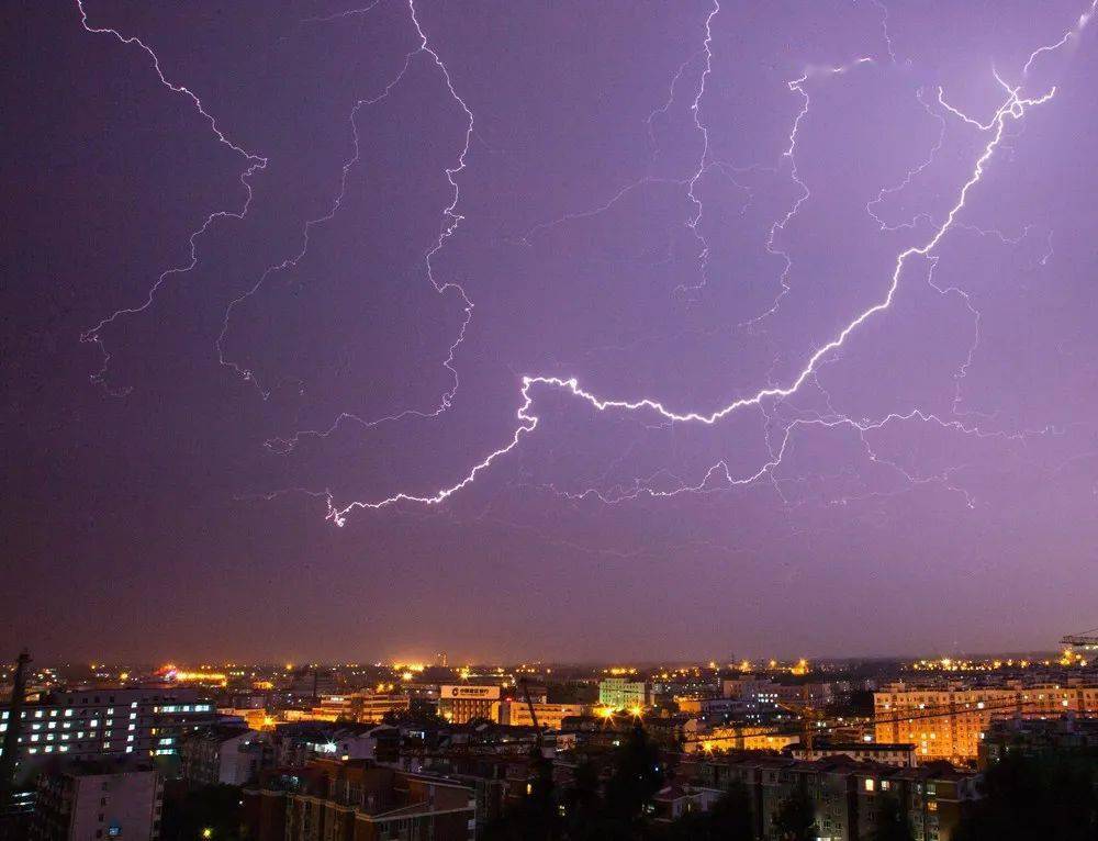 超雪大雪着一身素衣缓缓而来使得怀柔没有了往日的姹紫嫣红却多了份纯