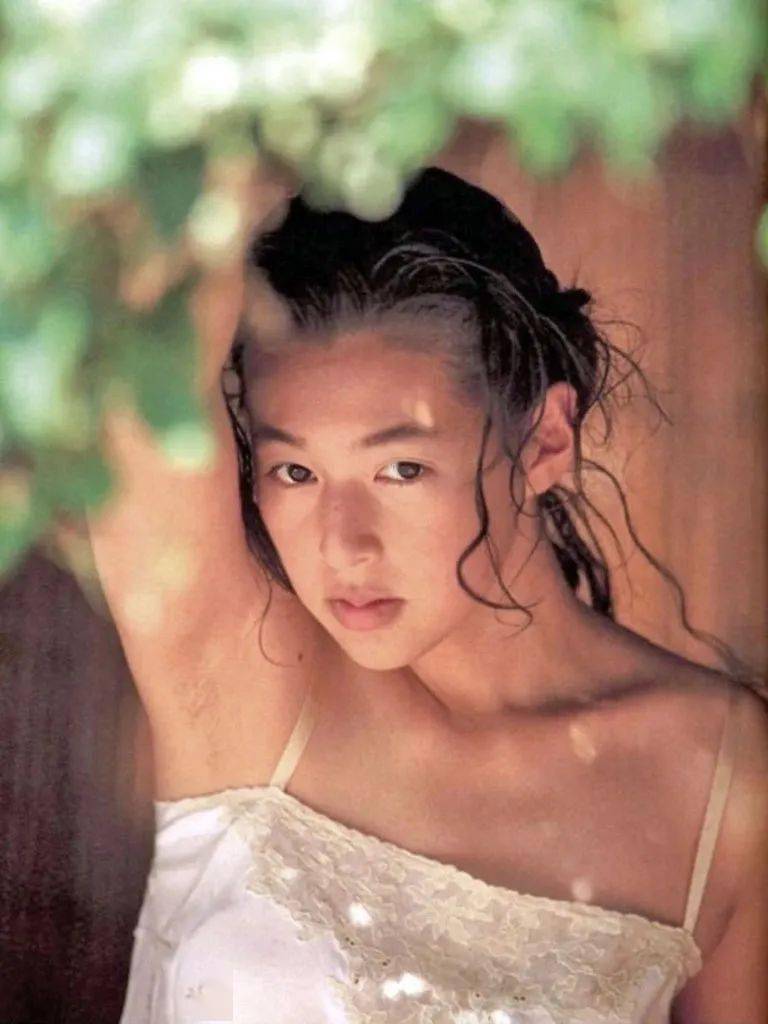 她是全日本的白月光,却因为恋爱脑事业半毁?_铃木