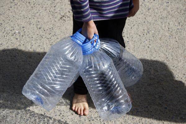 也门萨那:居民灌装饮用水