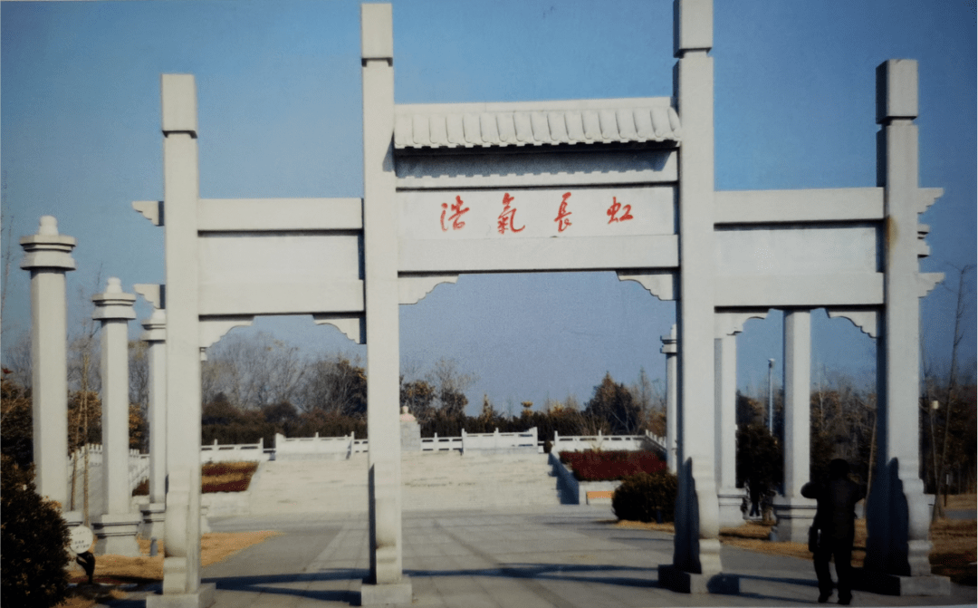 1938年8月,江上青遵照党的指示到安徽,在中共安徽省工委领导下,参加了