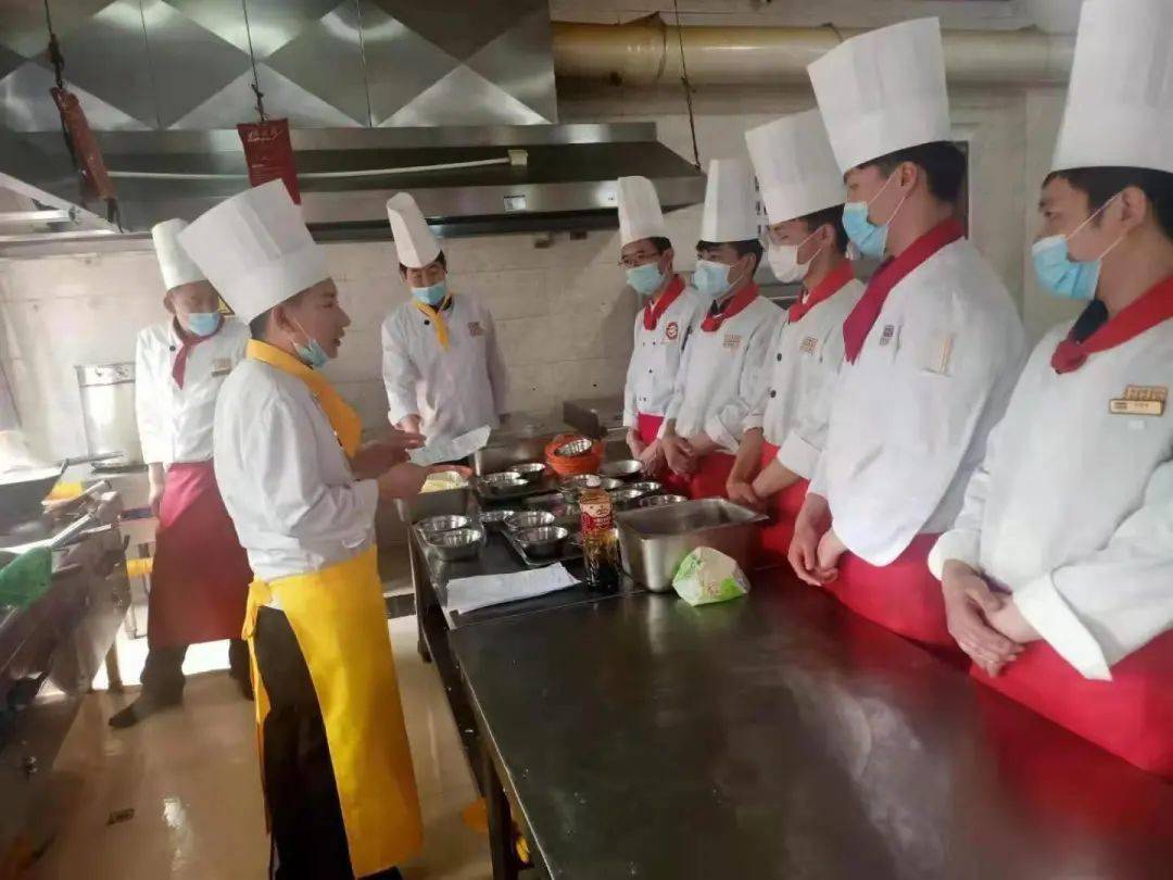 事务动态餐饮管理中心组织后厨人员对菜品改良并集中培训