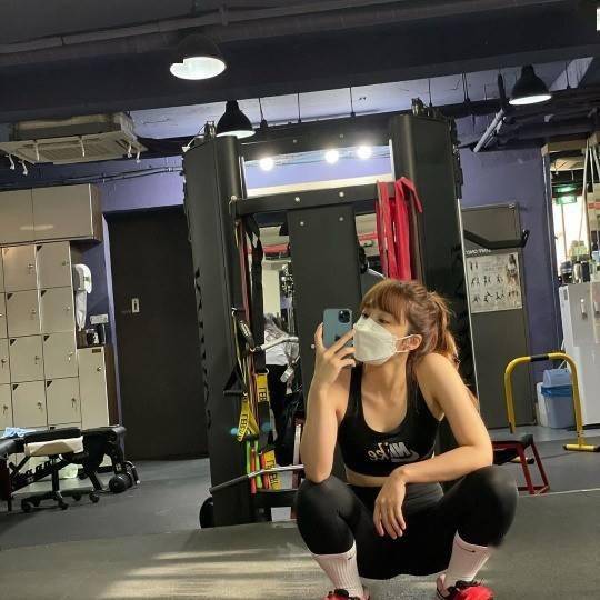 韩国女歌手郑恩地sns发照秀健美性感身材