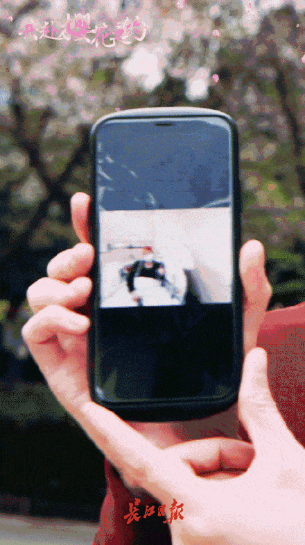 在学校里如何藏手机 3016f18bc04047c6b51e5d1f5d01fdd1.gif