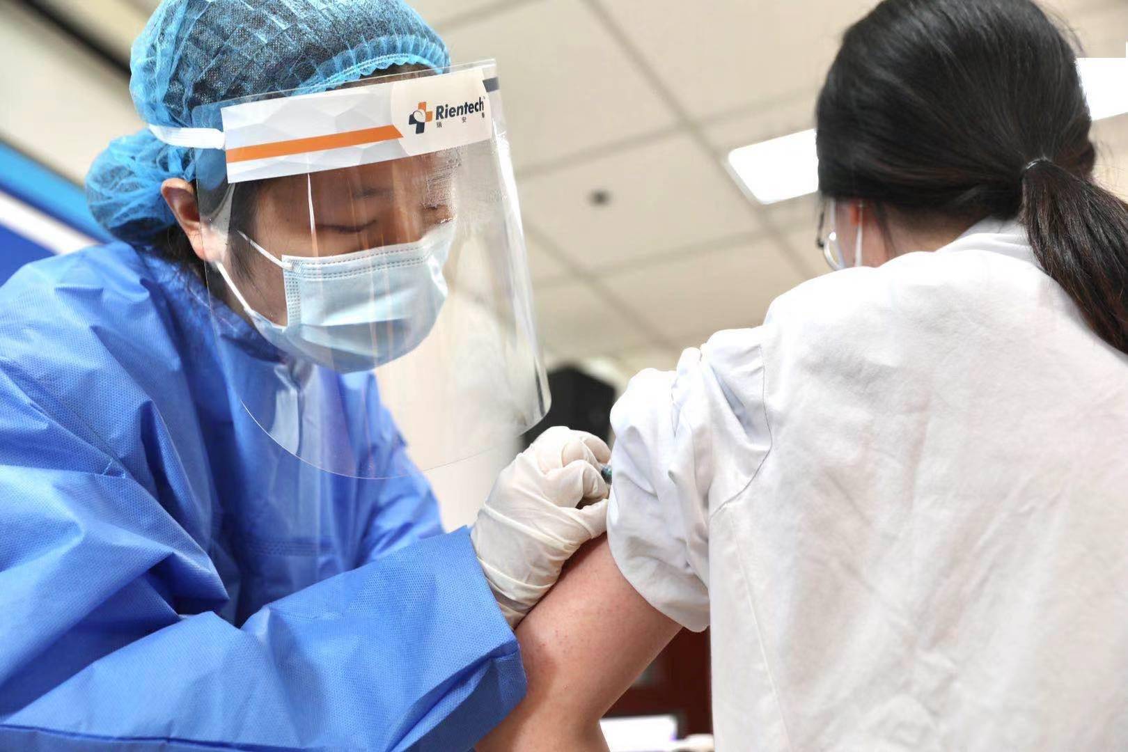 沪上医院开启新一轮新冠疫苗接种,上海将于4月底前完成卫生健康系统