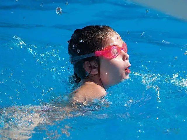 游泳是非常好的一项运动要如何培养孩子对游泳兴趣呢
