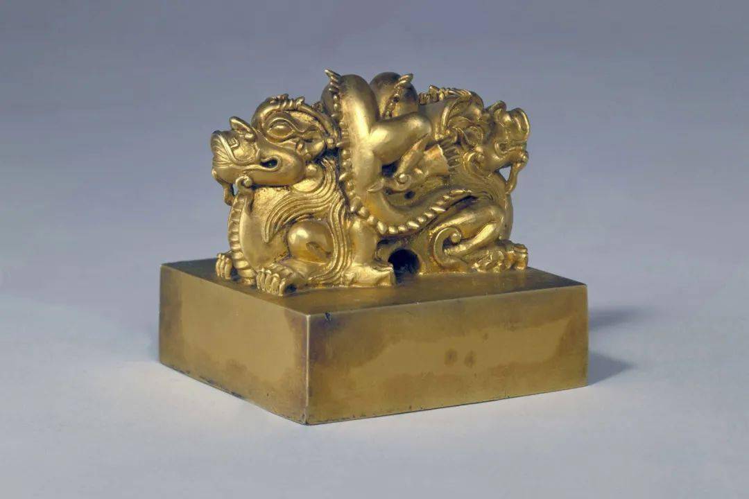 皇帝奉天之宝 :碧玉质,盘龙纽.通高15.2cm,印面14×14cm.