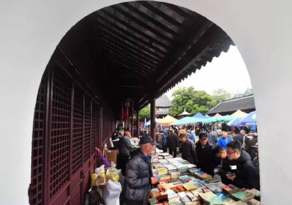 坐落于老西门地区文庙路215号的上海文庙,是源远流长的儒家文化建筑.