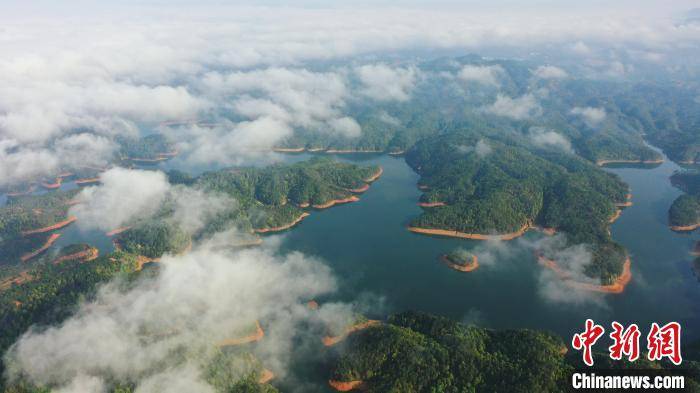 航拍江西会昌石壁坑水库青山环绕美不胜收