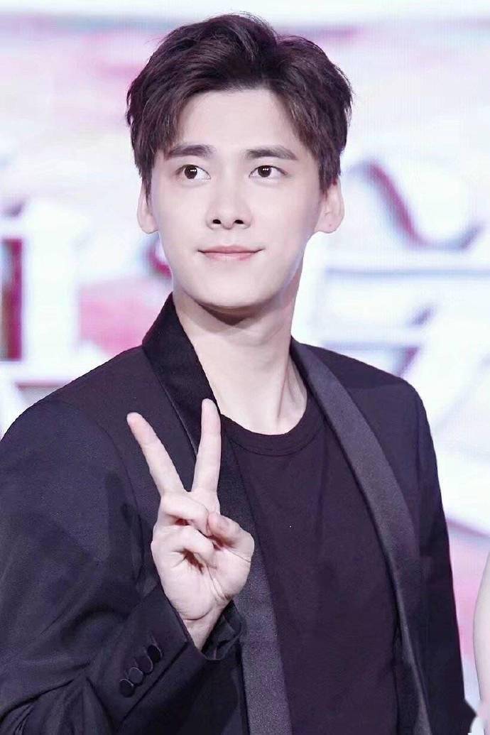 比剪刀手峰峰真的很认真李易峰剪刀手照片合集