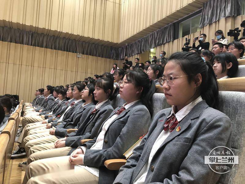 活动中,兰州市第十四中学的同学们接受了兰州市委宣传部等有关部门