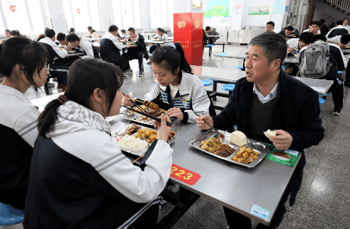 《关于进一步加强学校集中用餐陪餐工作的通知》淄博市教育局制定了日