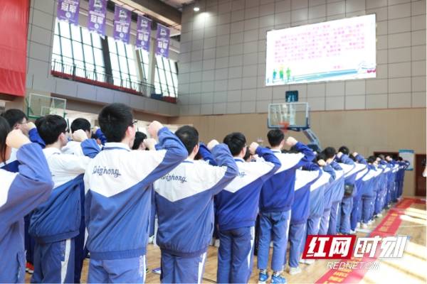 长沙一中学"成人礼"赠送学生宪法读本是怎么回事?