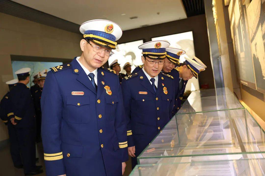 期间,李文江政委,李彦军总队长就加强消防救援工作和队伍建设,与开封