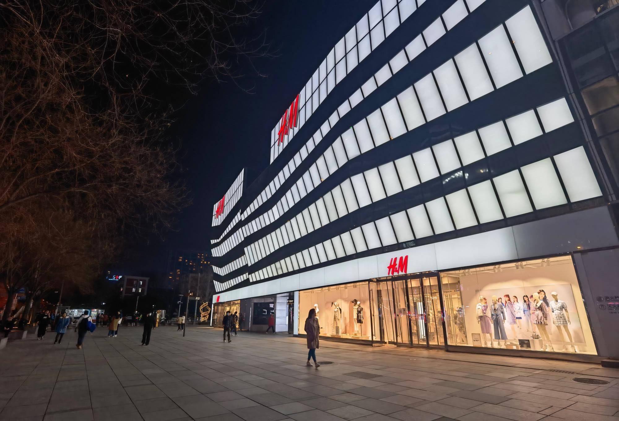 三里屯h&m旗舰店:试衣间里也是空空荡荡随后,记者来到大悦城五层的