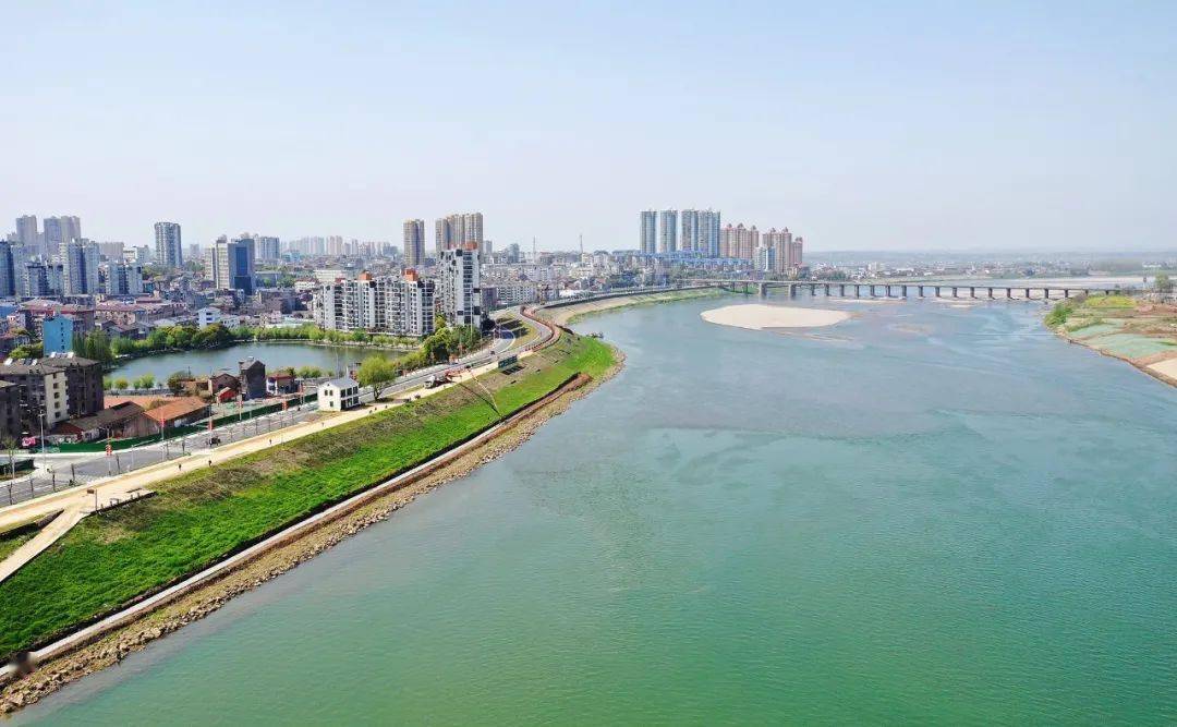 日前,松滋市松西河"一江两岸十里画廊"项目基础设施建设正在火热进行