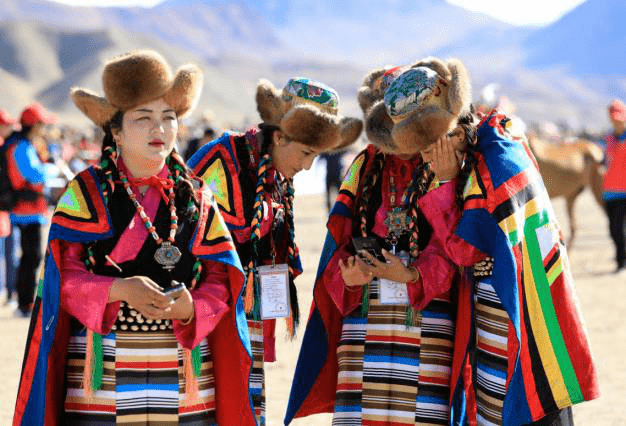 阿里地区妇女们喜欢在腰前系一块有各种彩色条纹编织的围裙,藏语叫"帮