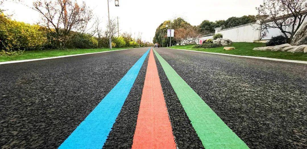 对马拉松跑道进行重新修葺,并在中线位置描绘上红,蓝,绿三色,如地上