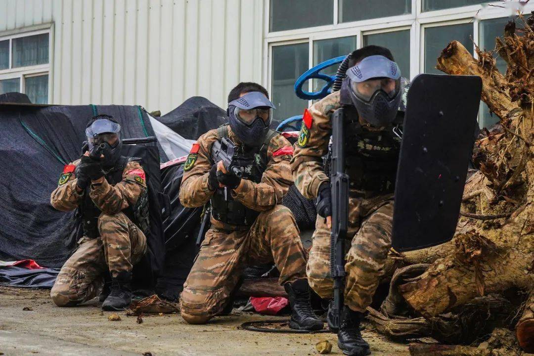 所工厂内,具体位置不详,上级命令你小队担负解救任务……"3月25日上午