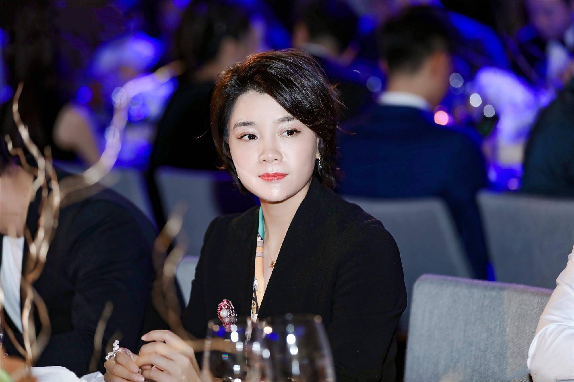 世界冠军莫慧兰晒对比照,41岁气质优雅,短发造型成干练女强人