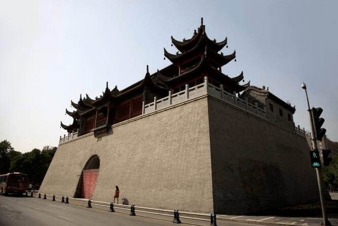 玉皇阁原是古代建在高台上的场所,鼓楼则是建在城市中心用来做报时