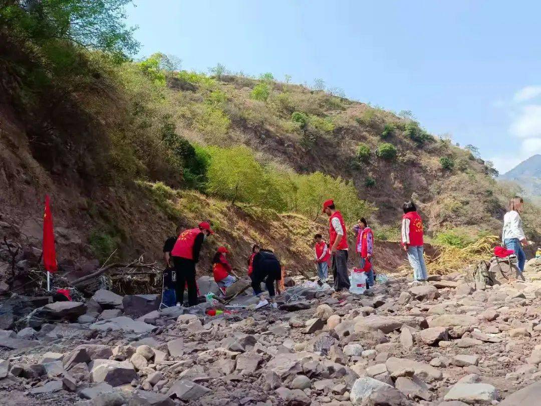 彝良职高团委开展洛泽河河道垃圾清理志愿服务活动