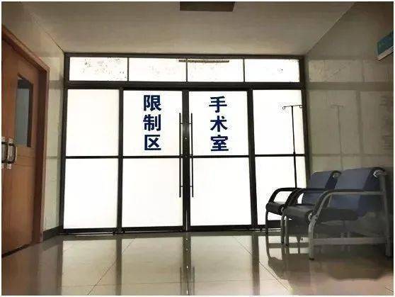 她之前曾脑溢血,大儿子坚持做开颅手术,之后人瘫痪在床,不识人,各种