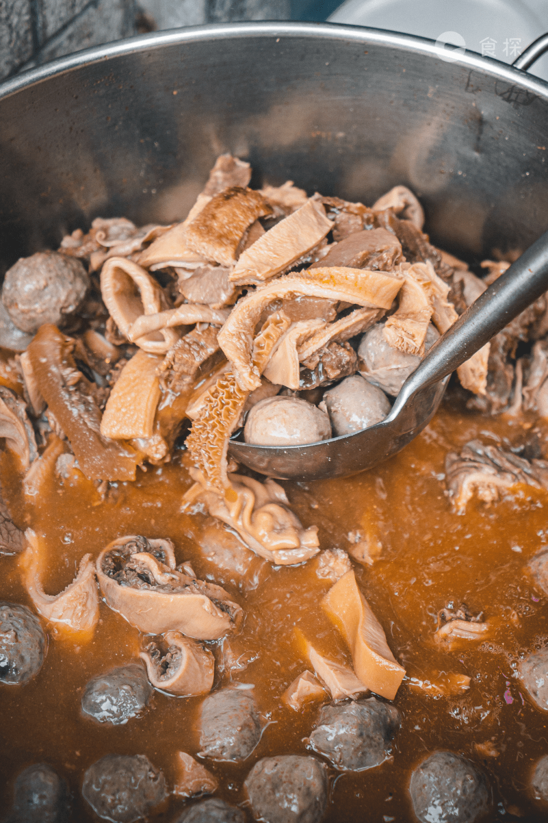 满满一大锅牛杂看得我眼花缭乱,可以让阿姨帮你挑,更可以让阿姨用竹签