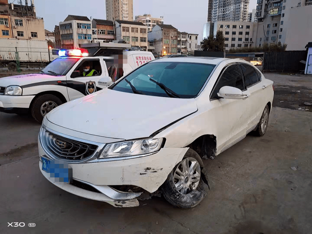 高速路上司机出现幻觉,一直叫妈妈…致40秒6连撞_碰撞