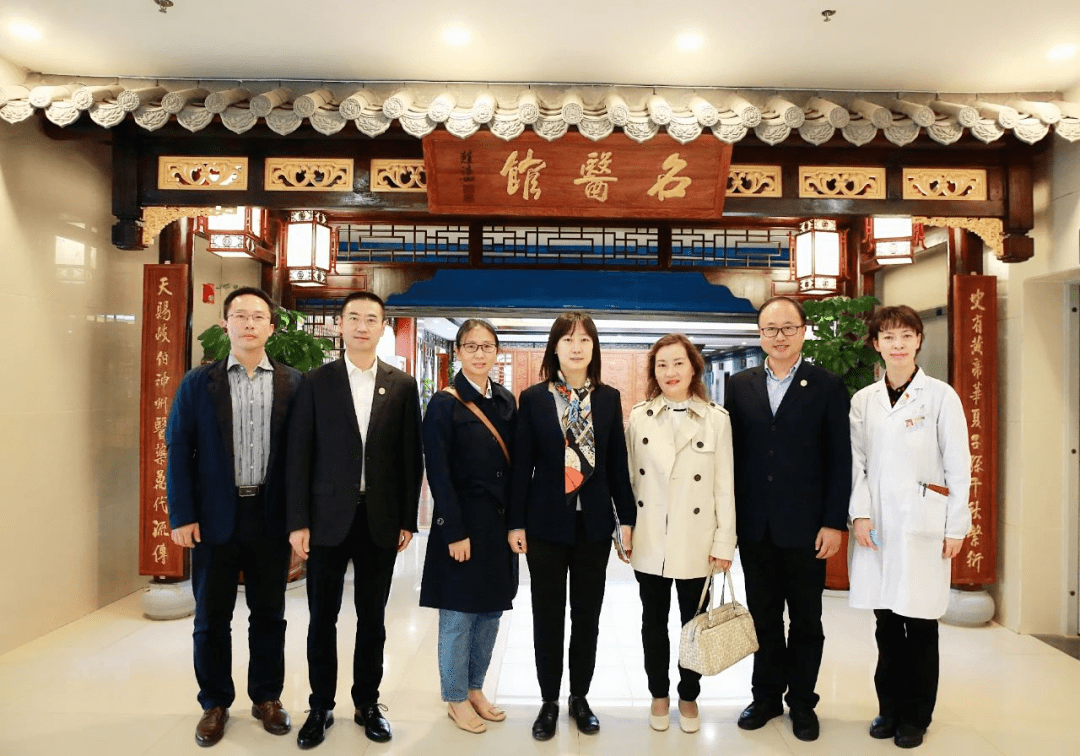 昆明市卫生健康委中医药管理处处长张寒梅陪同调研