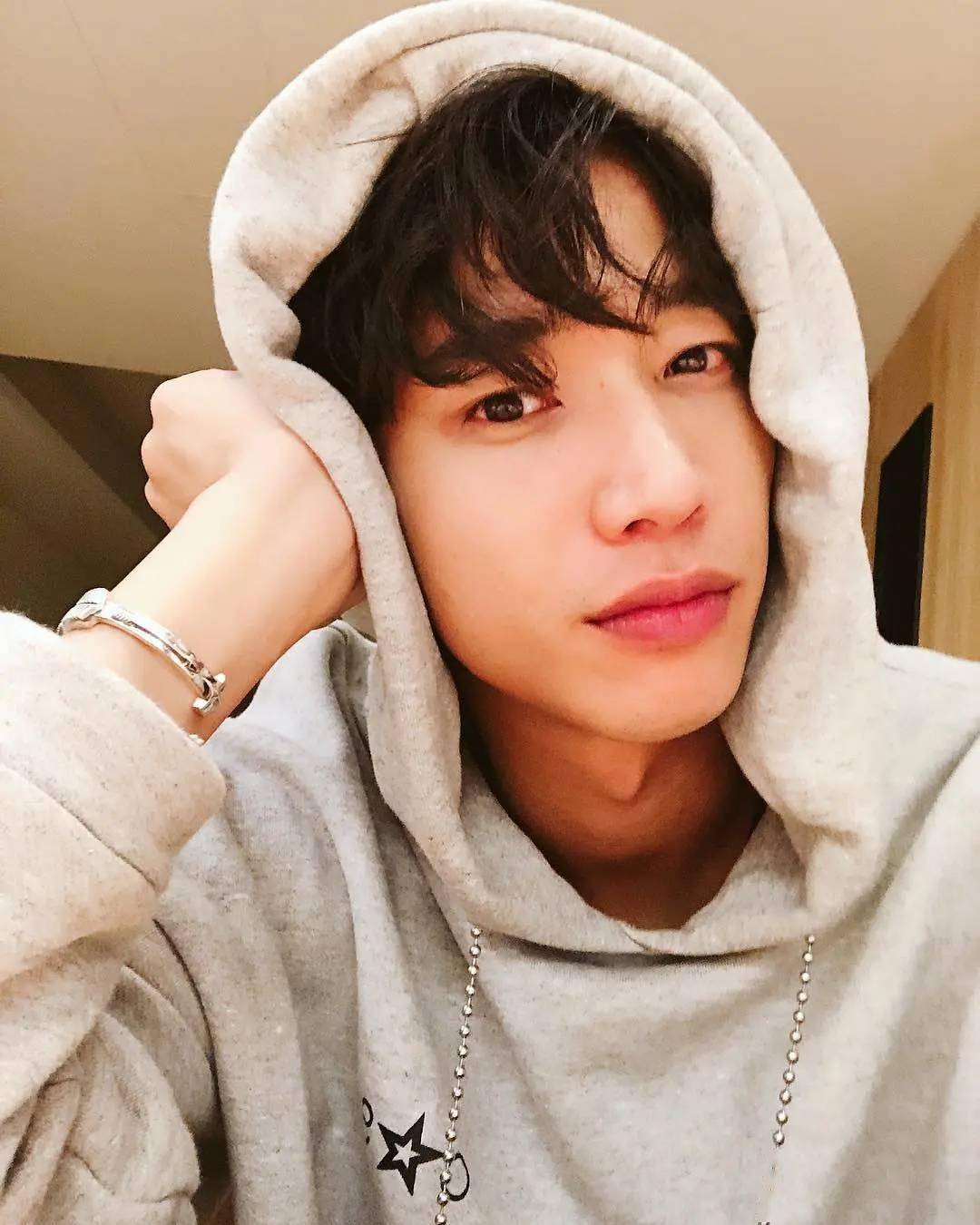 娜扎新剧男主,出道13年在韩国拥有超高人气,还和秦岚组过cp_刘以豪