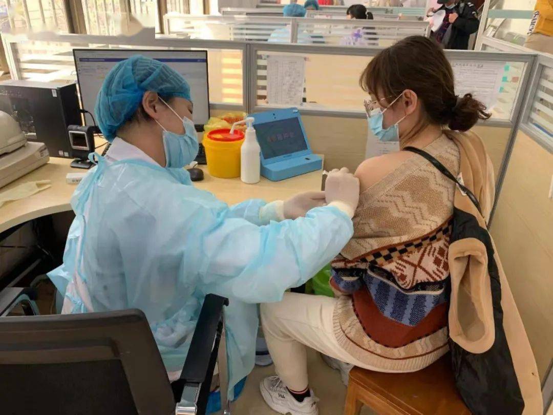 应接尽接共筑全民免疫屏障南通六院上大附院有序接种新冠疫苗