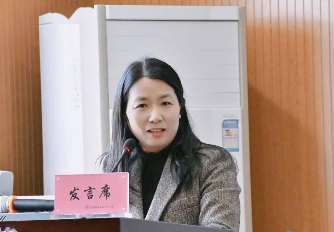 活动中,塘桥中心小学副校长徐娟作了题为《糖果心育 甜甜的滋养》学校