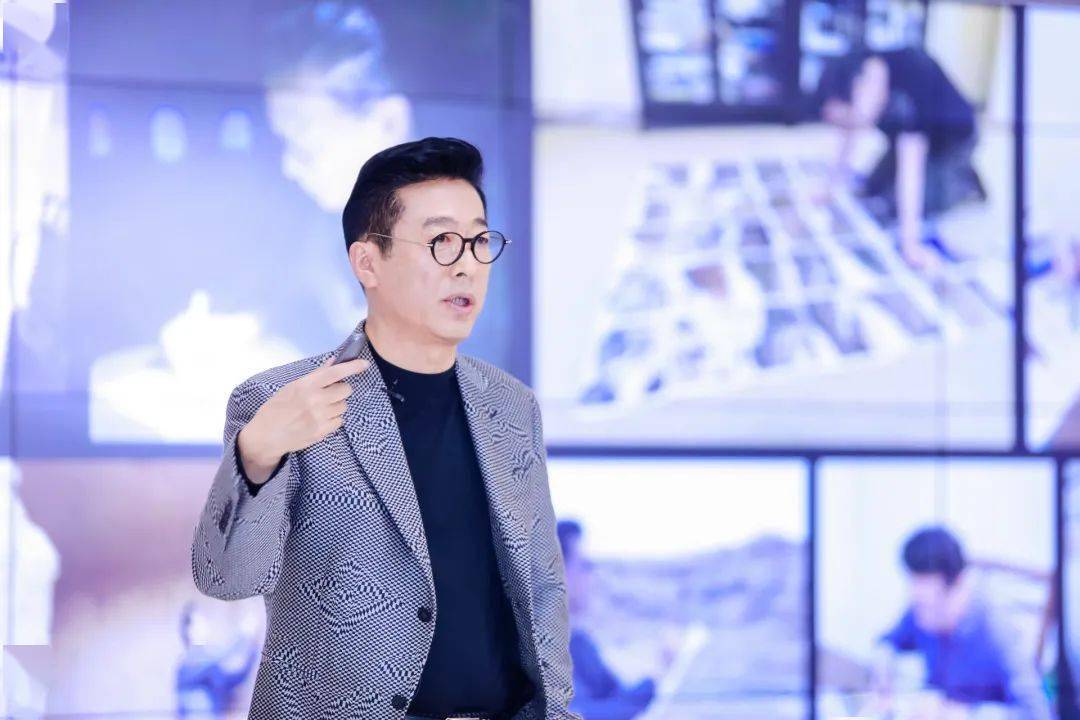 随后,一场精彩的圆桌论坛顺势展开,冯东明先生,孙信喜先生与设计师